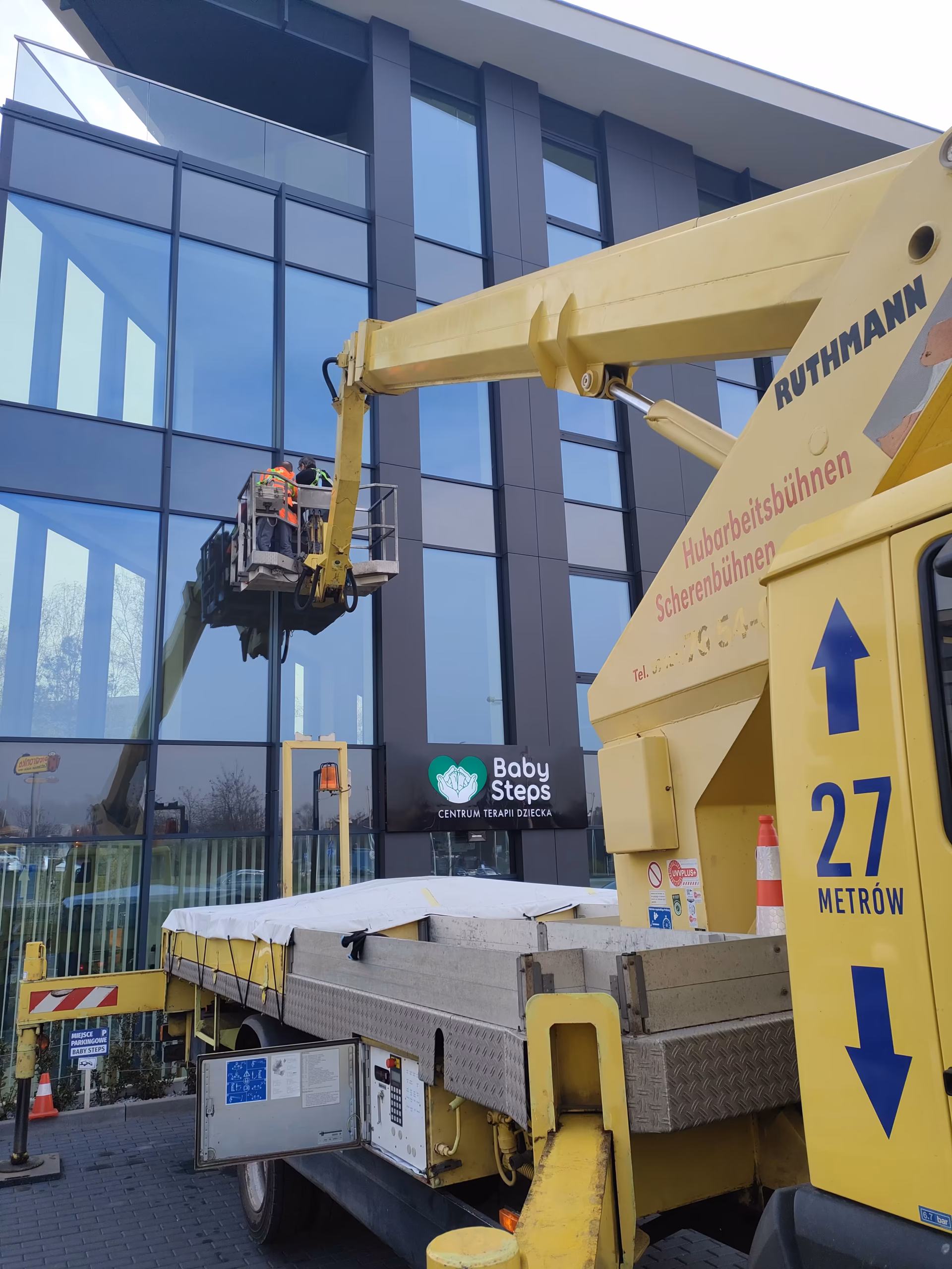 IMG20260416082019 Podnośnikowo.pl - elementy elewacji budynków handlowych