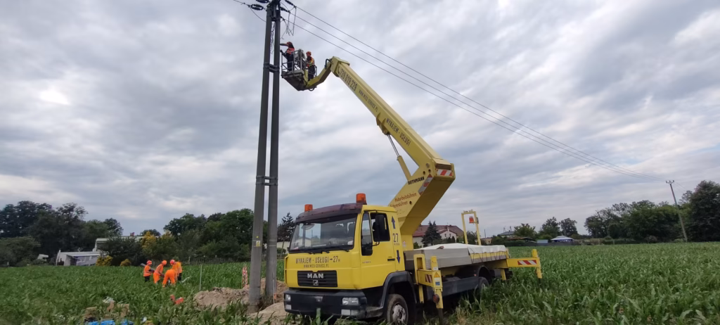 man 27 metrów przy naprawie linii średniego napięcia Ruthmann 270 przy pracach na linii średniego napięcia w polu