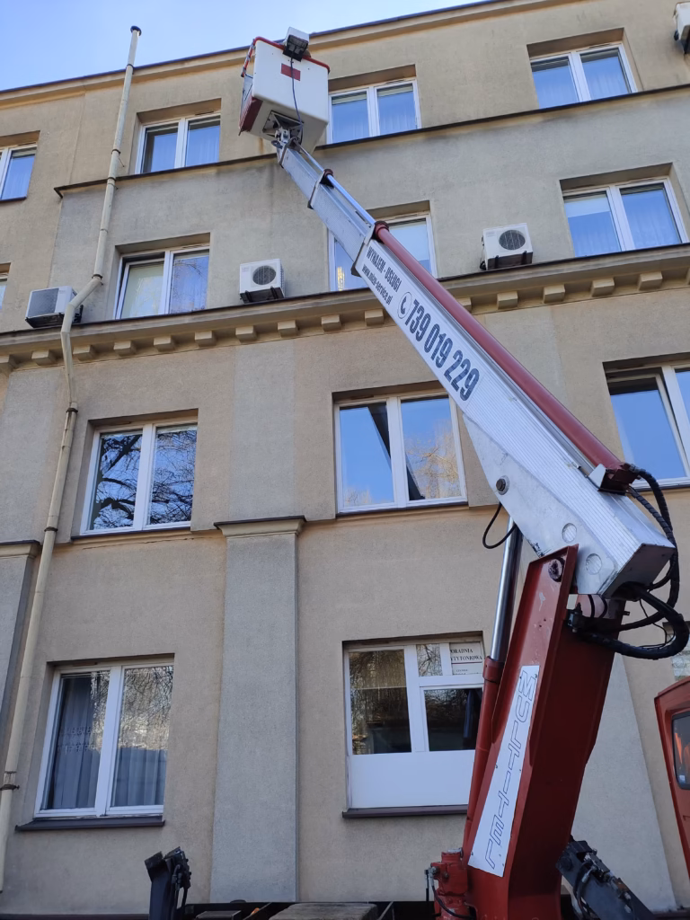 sprinter 16 metrów przy myciu elewacji bloku mieszkalnego Multitel 16.2 ALU przy myciu elewacji budynku wielokondygnacyjnego