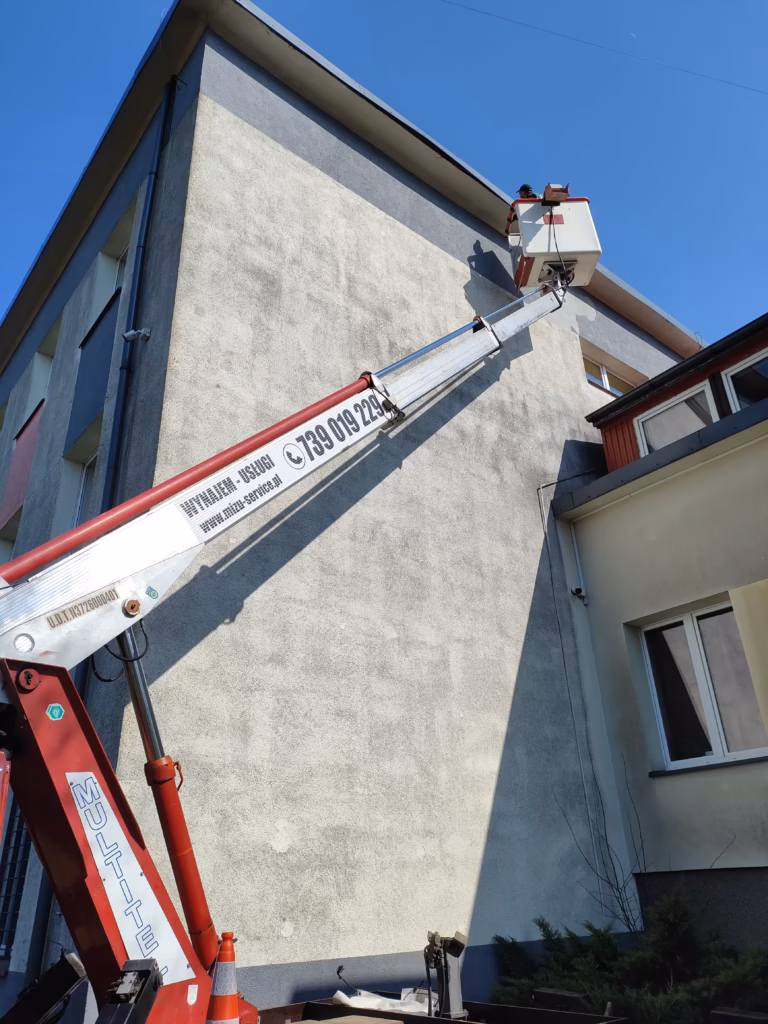 sprinter 16 metrów przy pracach dekarskich Multitel 16.2 ALU przy pracach dekarskich na szczycie budynku