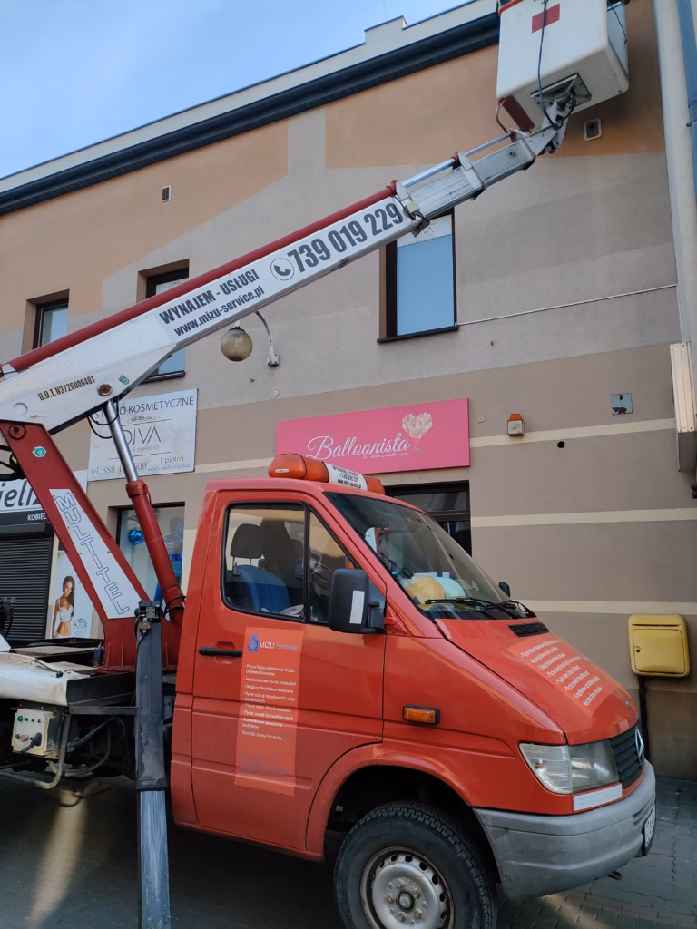 sprinter 16 metrów rozłożony przy naprawie dachu Podnośnik na Sprinterze przy naprawie dachu budynku usługowego